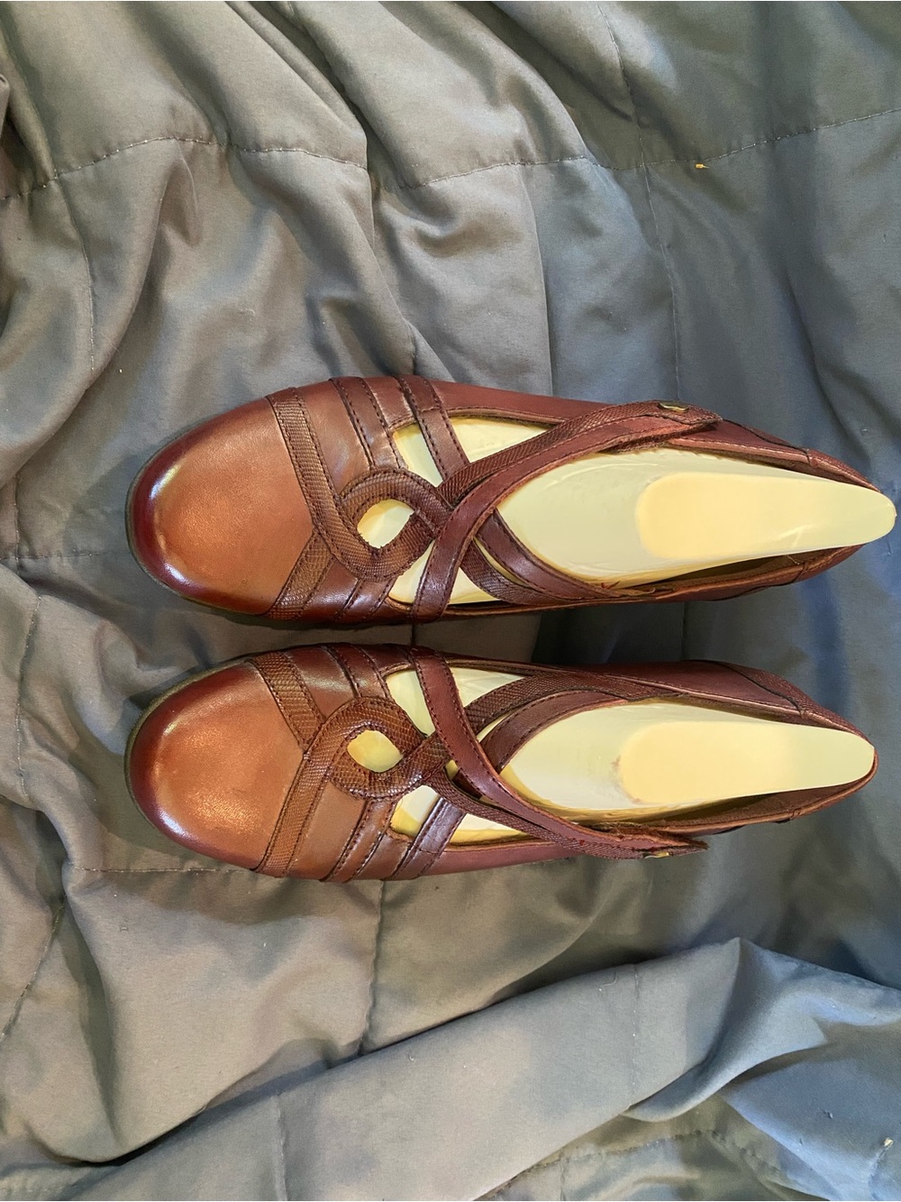 Origins Shoe Box in Green, Yellow, Cream - Picture 3 of 7
